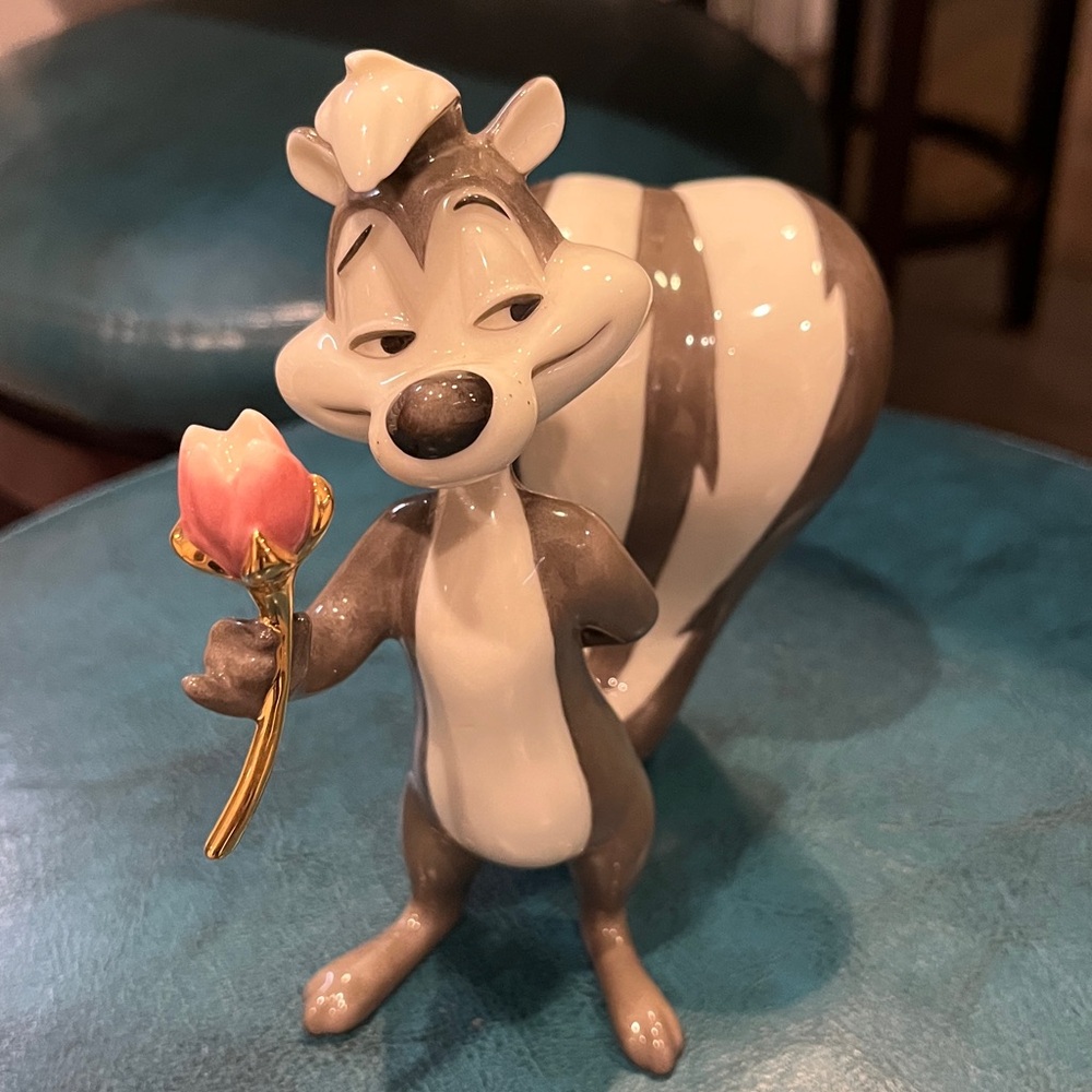 Lenox Vintage Pepe Le Pew Figurine (King of Romance) - Picture 17 of 17